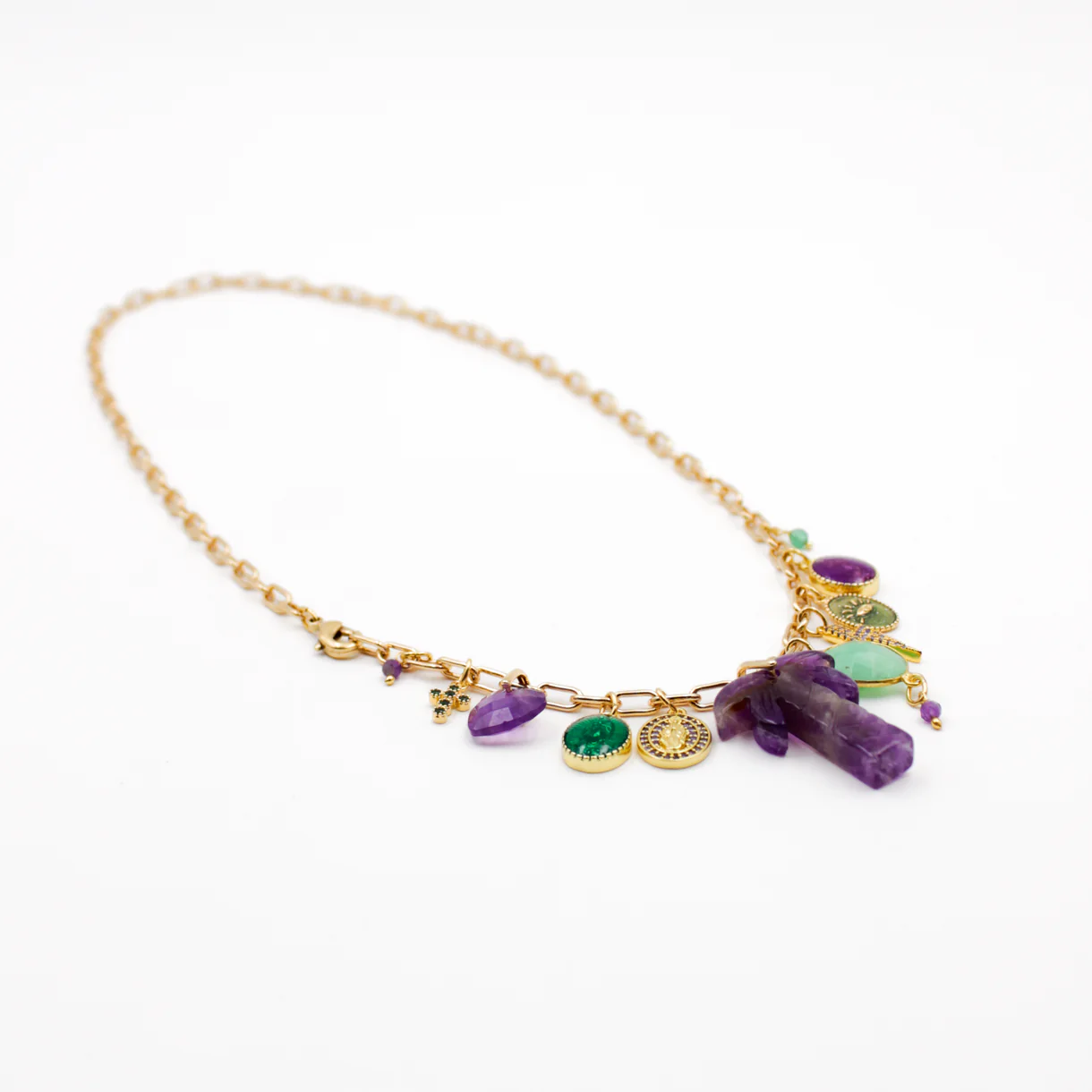 Collier Grigris Margaux - Vue principale du bijou artisanal avec breloques dorées